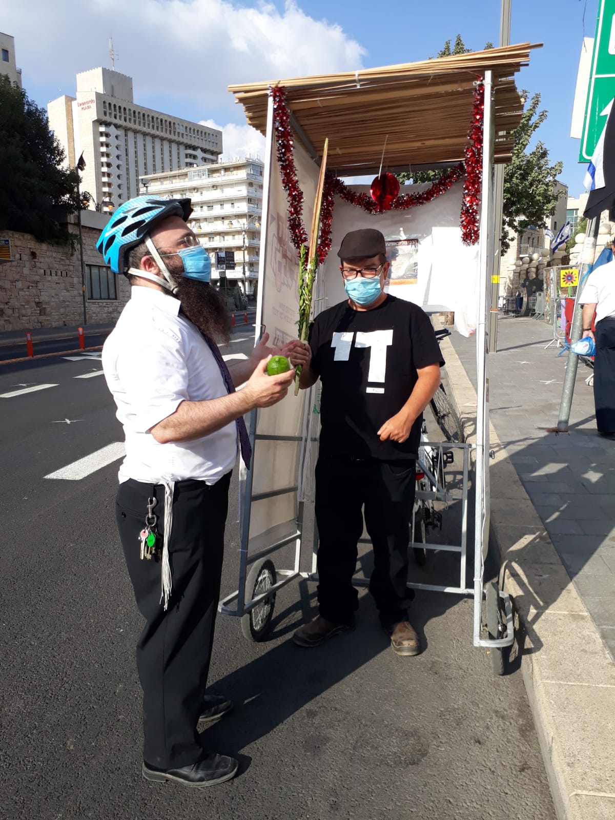 מבלפור ועד מחלקות הקורונה: רבבות נוטלים לולב עם שלוחי חב"ד