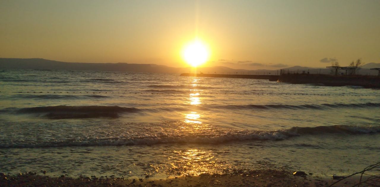 בזמן הסגר: השמש שוקעת מעל הכינרת