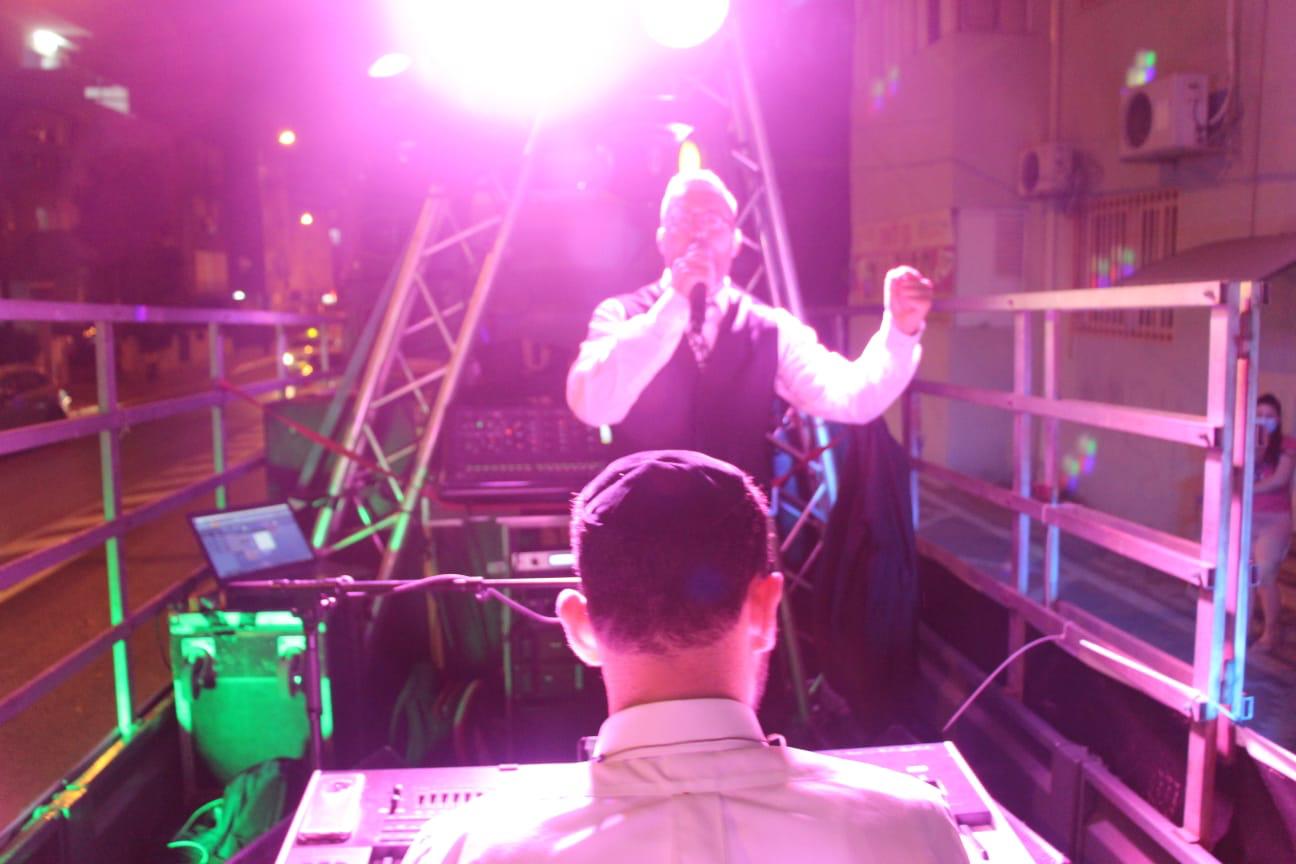 צפו בתיעוד: משאיות השמחה של פתח תקווה