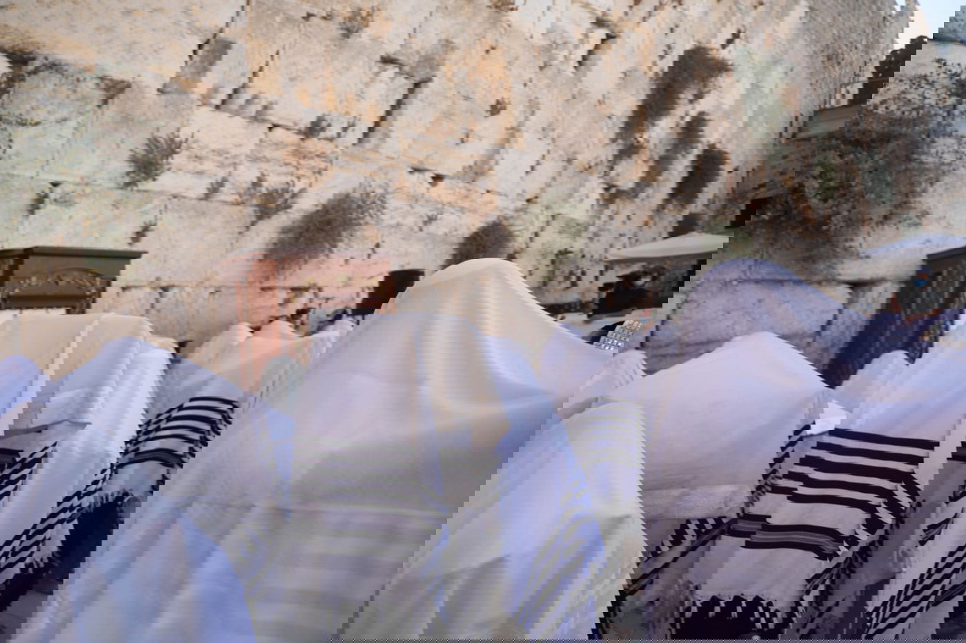 במקום רבבות, מאות; מעמד "ברכת כהנים" בכותל המערבי