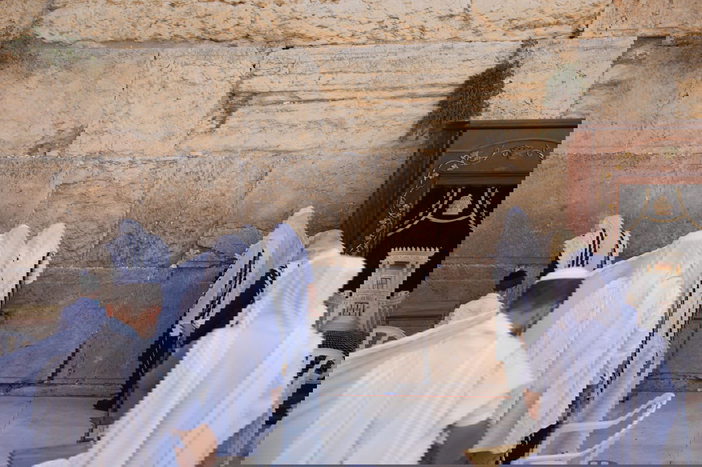 במקום רבבות, מאות; מעמד "ברכת כהנים" בכותל המערבי