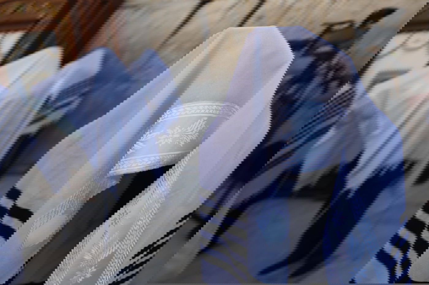 במקום רבבות, מאות; מעמד "ברכת כהנים" בכותל המערבי