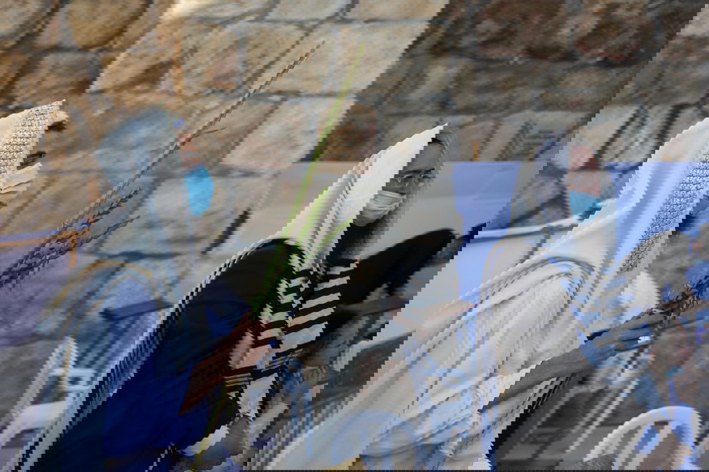 במקום רבבות, מאות; מעמד "ברכת כהנים" בכותל המערבי