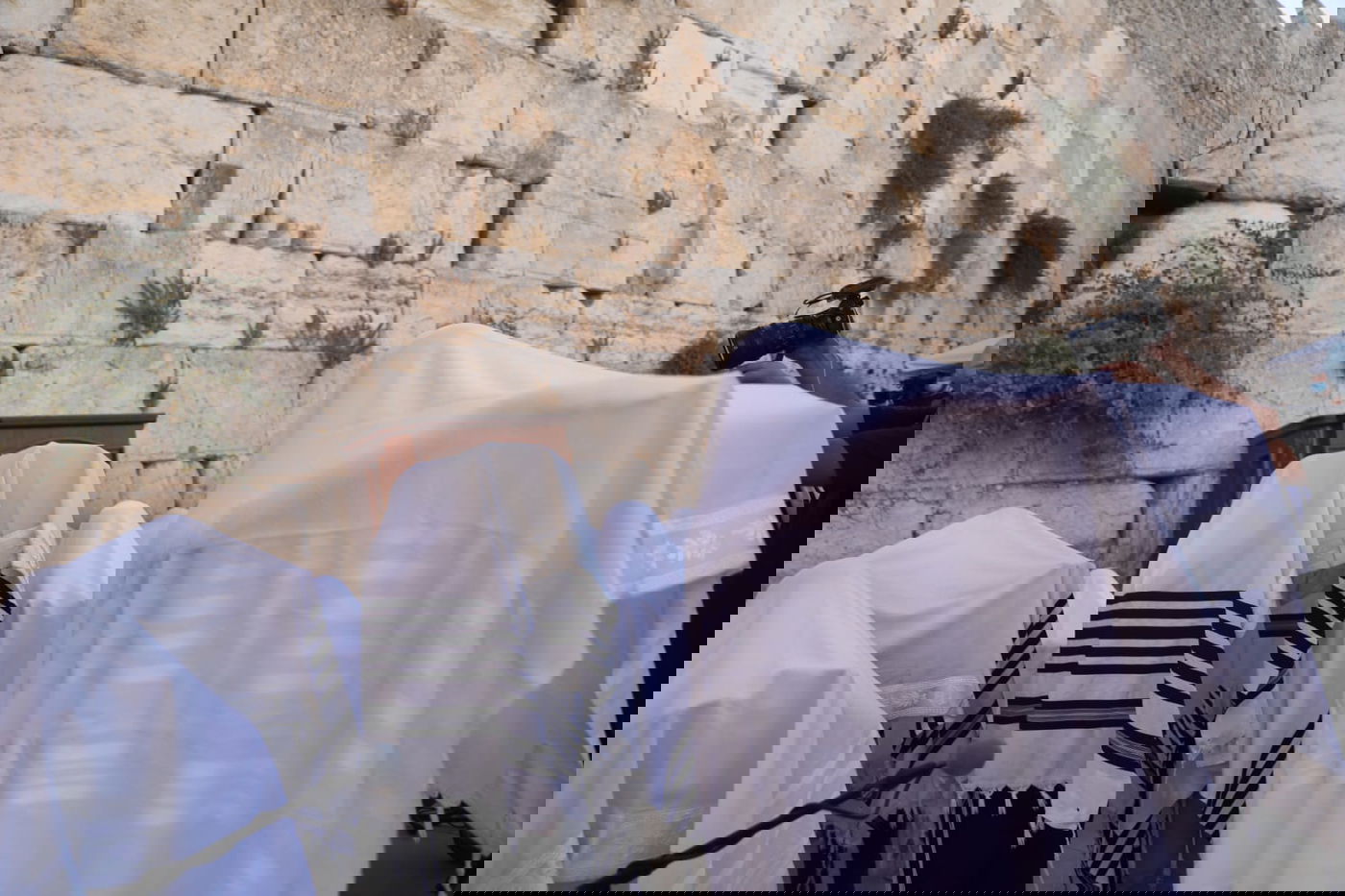 במקום רבבות, מאות; מעמד "ברכת כהנים" בכותל המערבי