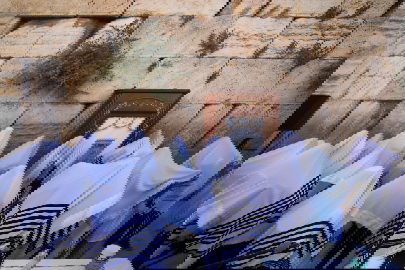 במקום רבבות, מאות; מעמד "ברכת כהנים" בכותל המערבי