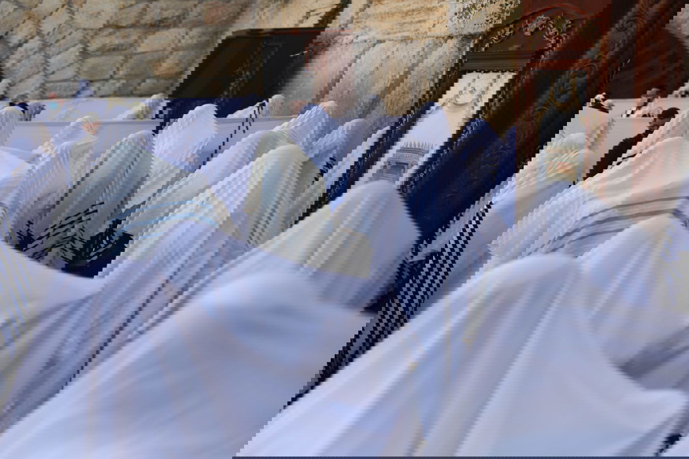 במקום רבבות, מאות; מעמד "ברכת כהנים" בכותל המערבי