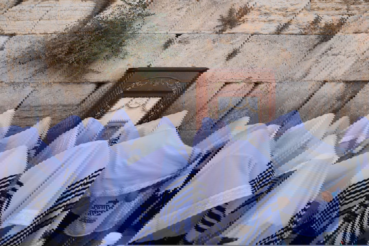 במקום רבבות, מאות; מעמד "ברכת כהנים" בכותל המערבי