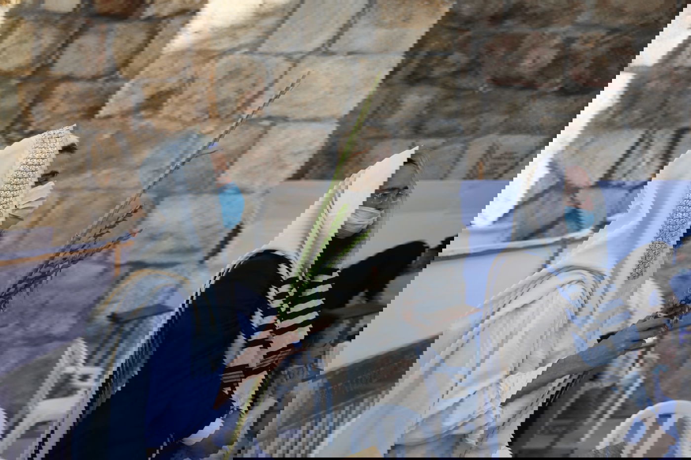 במקום רבבות, מאות; מעמד "ברכת כהנים" בכותל המערבי