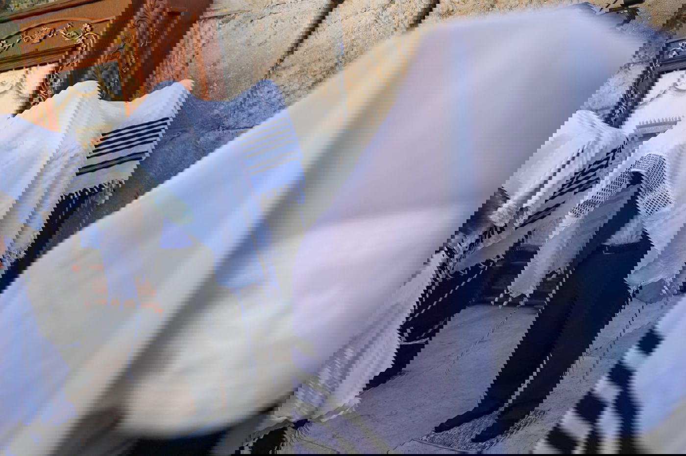 במקום רבבות, מאות; מעמד "ברכת כהנים" בכותל המערבי