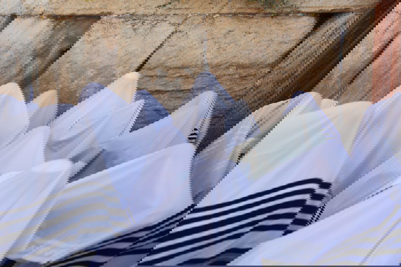 במקום רבבות, מאות; מעמד "ברכת כהנים" בכותל המערבי