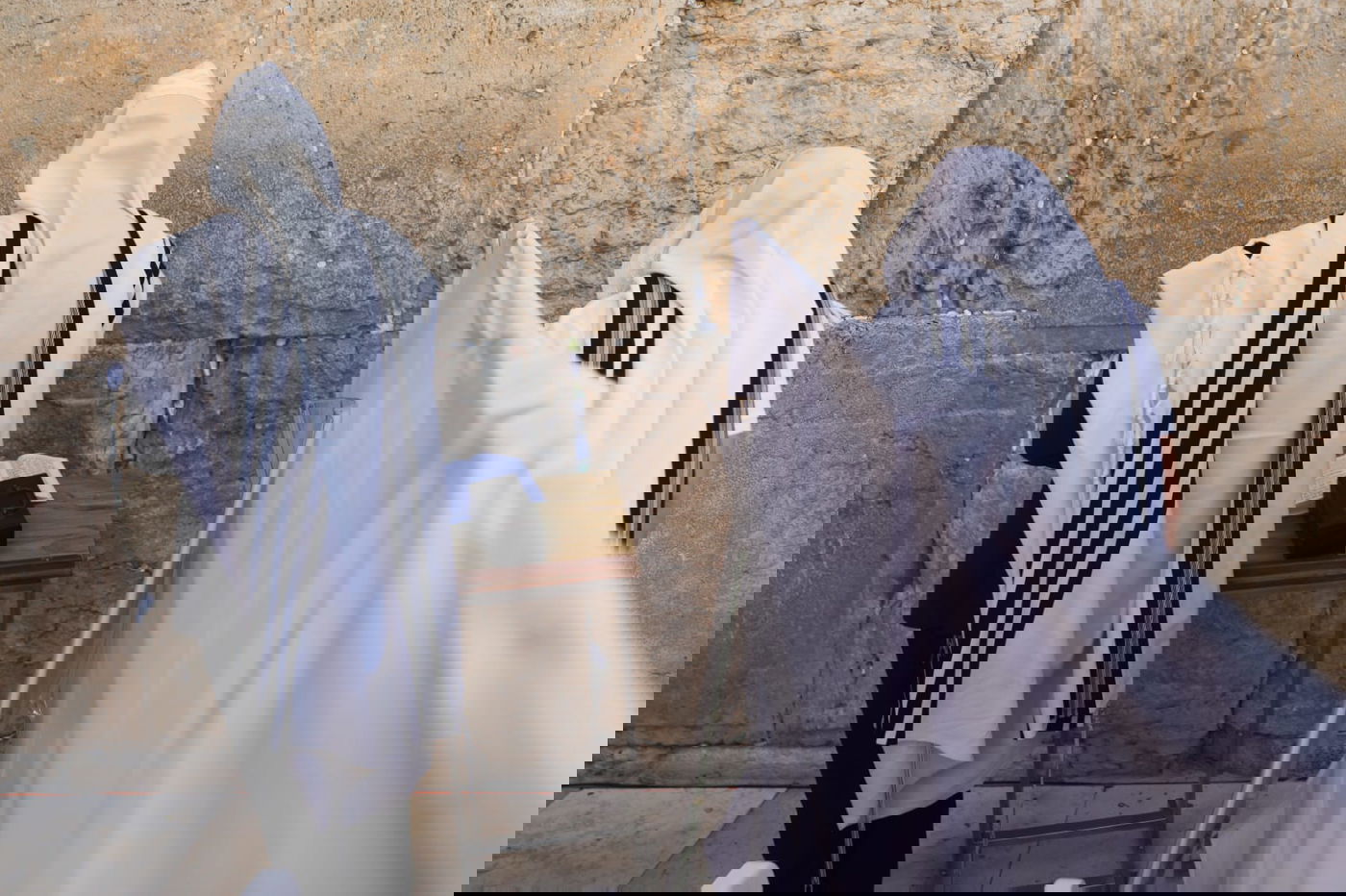 במקום רבבות, מאות; מעמד "ברכת כהנים" בכותל המערבי