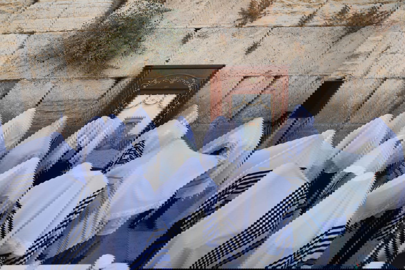 במקום רבבות, מאות; מעמד "ברכת כהנים" בכותל המערבי