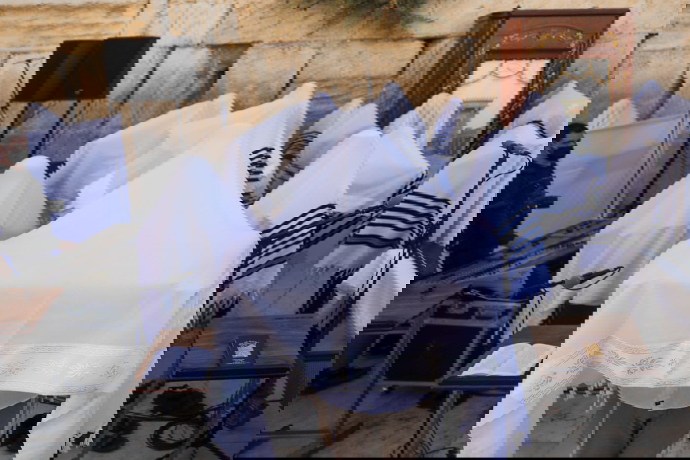 במקום רבבות, מאות; מעמד "ברכת כהנים" בכותל המערבי