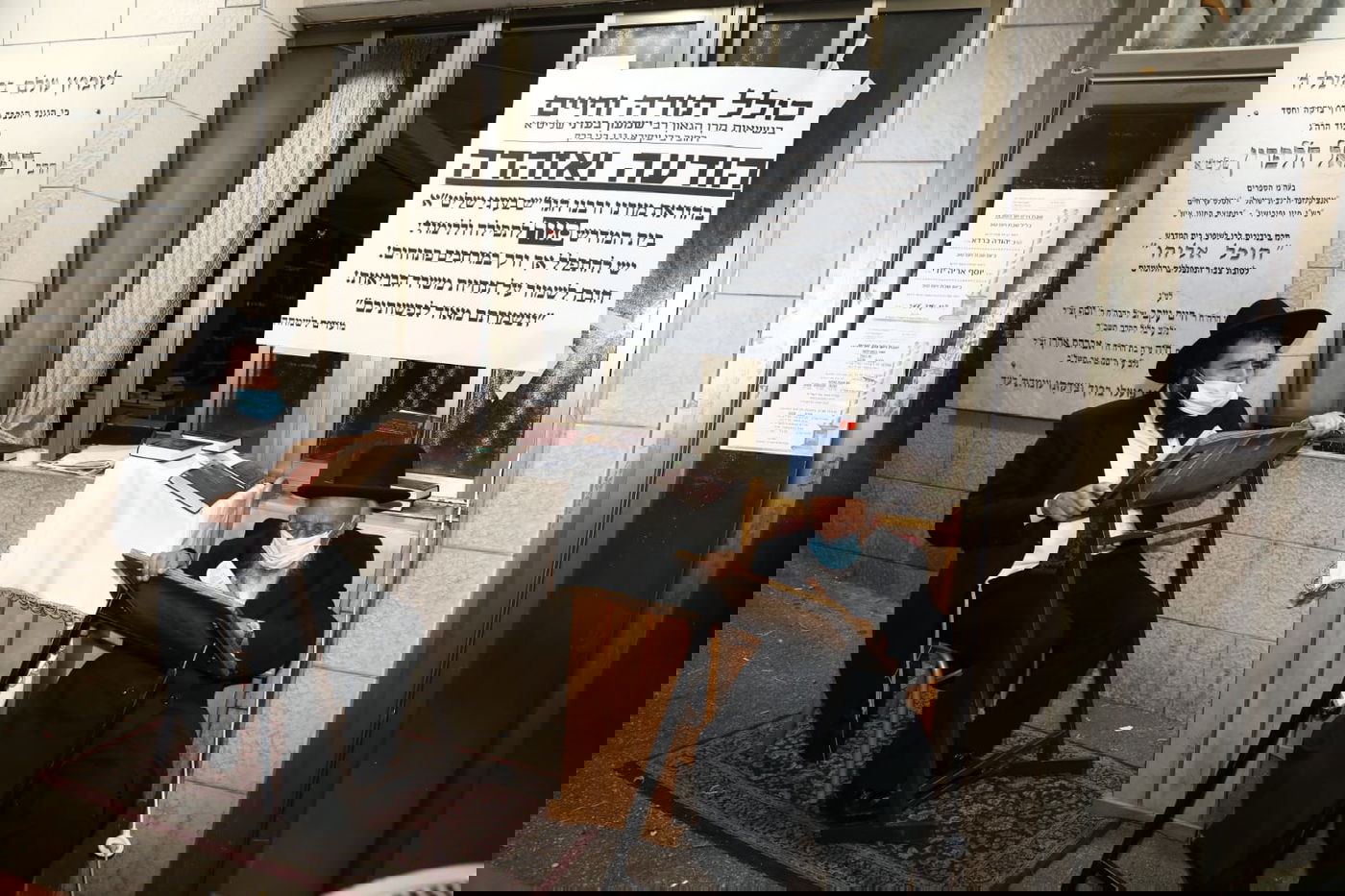 הגר"ש בעדני מחוץ לבית מדרשו, הערב