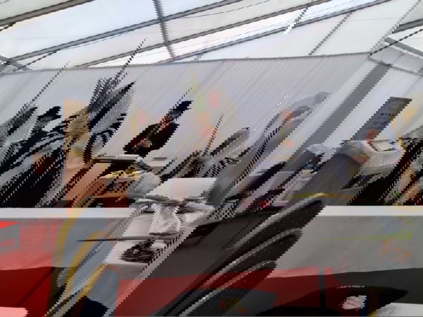 תפילת שחרית והנענועים בחצר הקודש סאדיגורה - לונדון