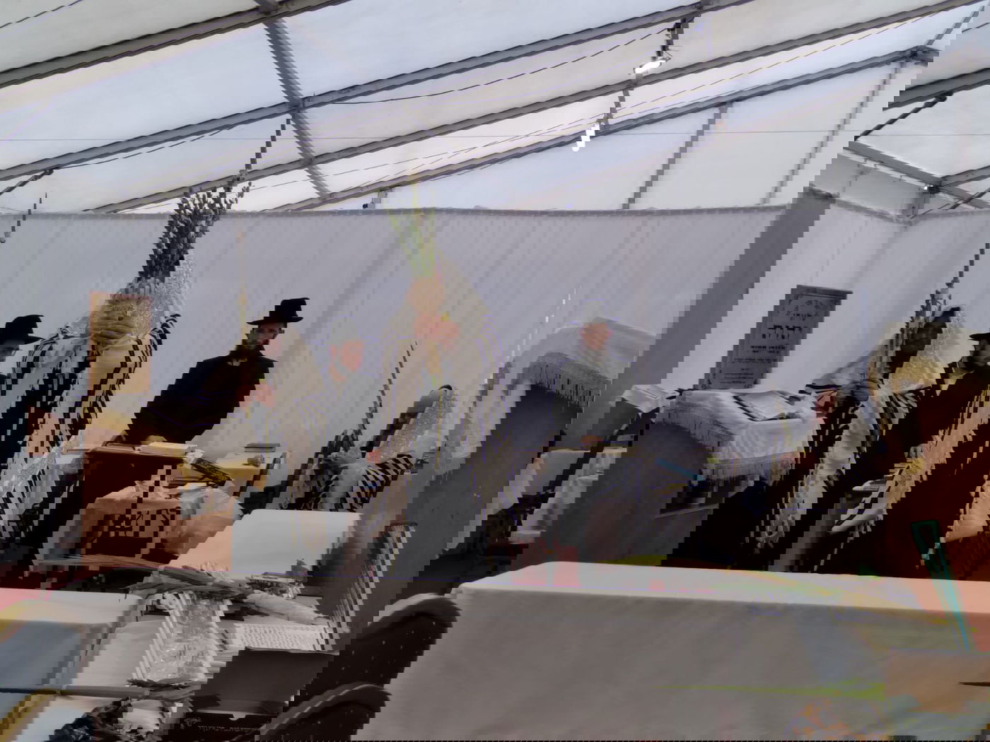 תפילת שחרית והנענועים בחצר הקודש סאדיגורה - לונדון