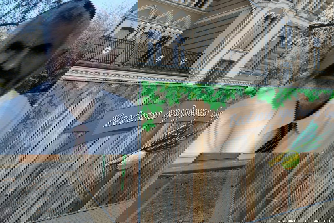 ר' צבי על רקע הסוכה בגרודנה