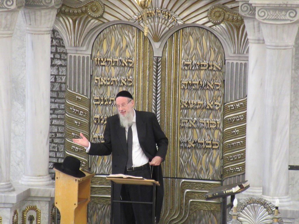 ראש ישיבת 'קרית מלך' מסר שיעור במלונית של 'חברון'