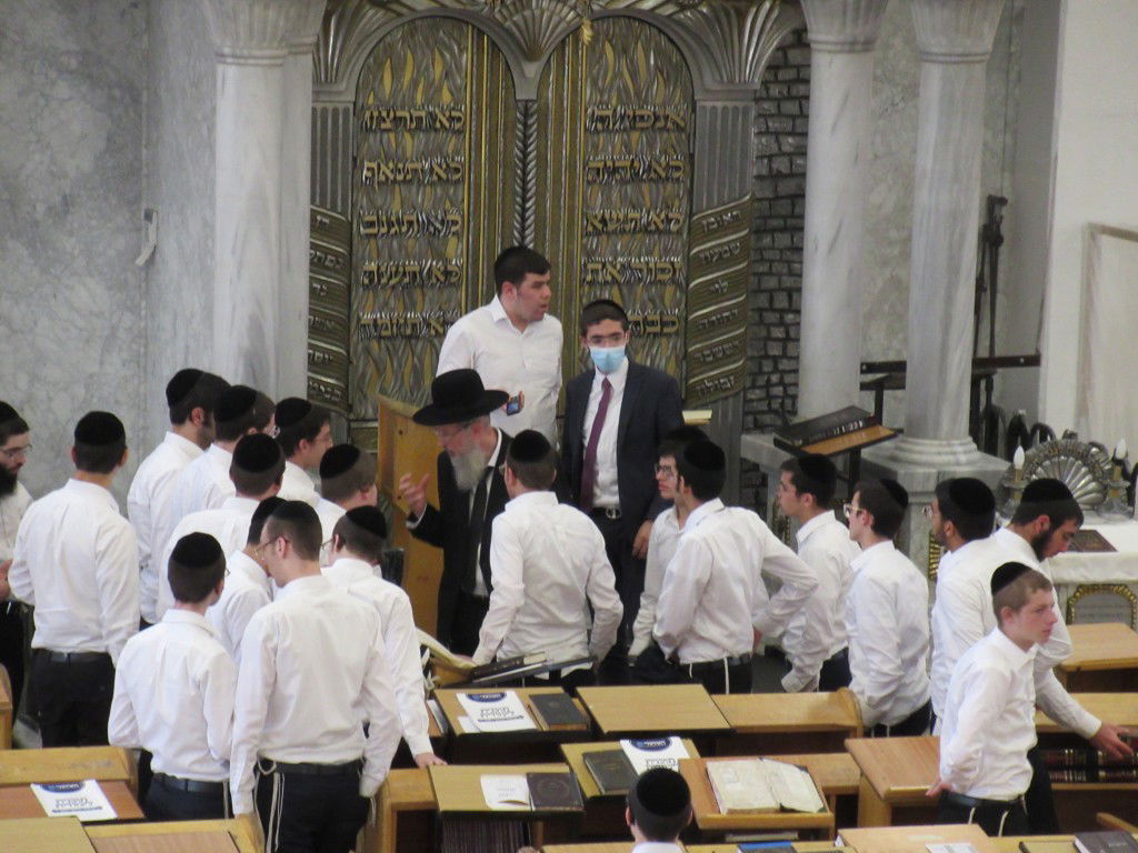 ראש ישיבת 'קרית מלך' מסר שיעור במלונית של 'חברון'