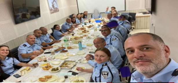 מקומם: 25 קצינים, בלי מסכות - בחדר סגור