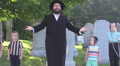 ה'משפיע' מזעזע בקליפ שצולם בבית קברות