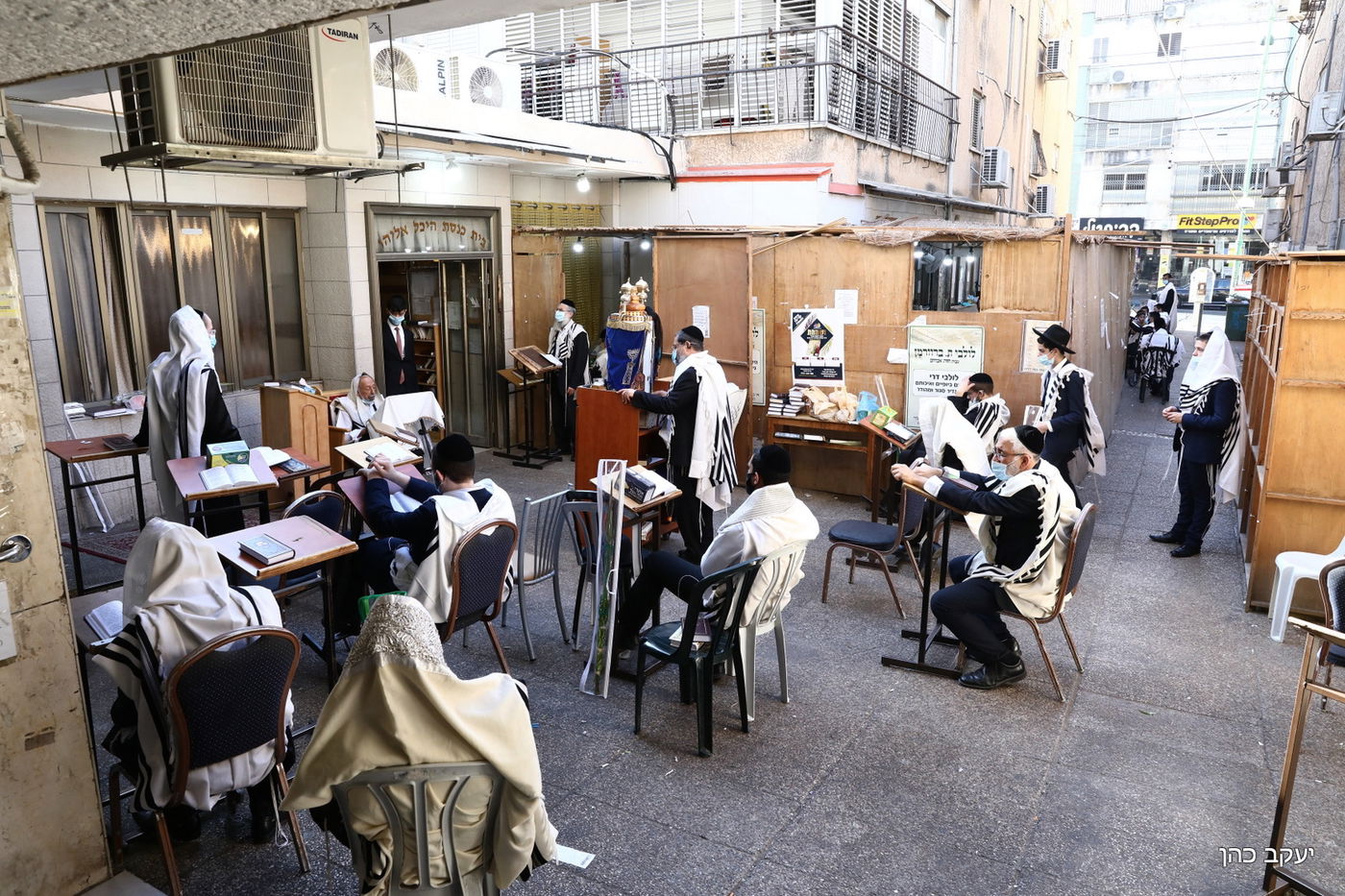 הגר"ש בעדני בתפילת שחרית והושענות