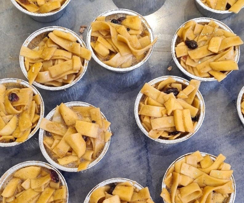 קוגל אטריות עם תפוחים וחמוציות