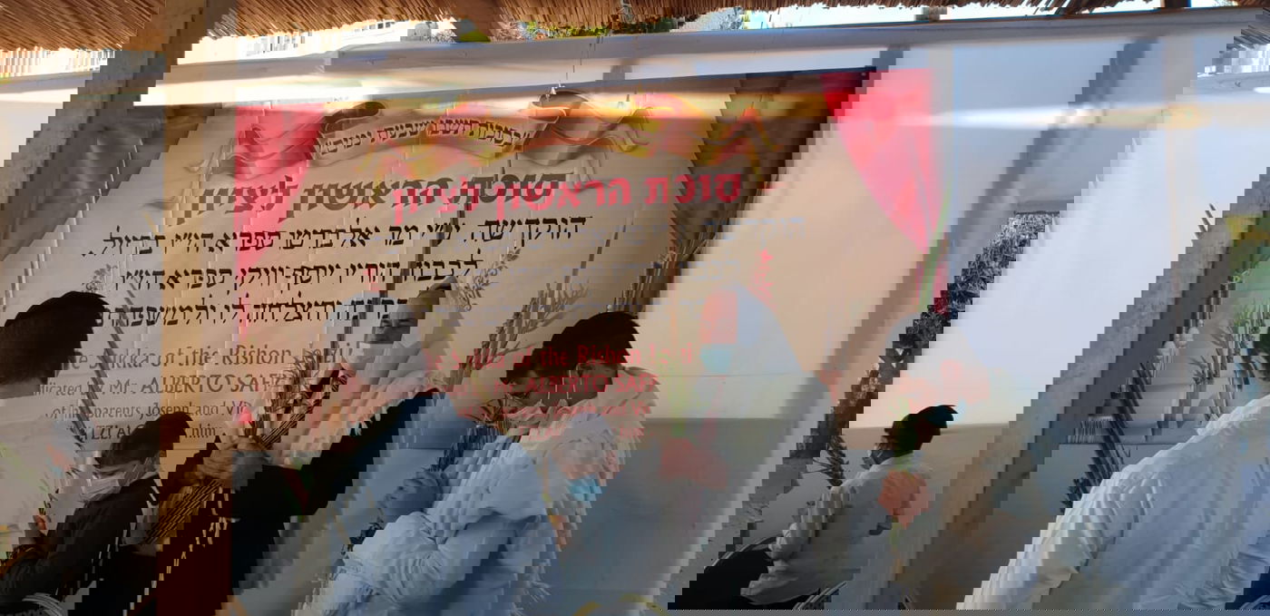 בסוכה: כסאו המיותם של זקן הראשונים לציון