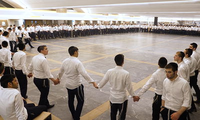 כך חגגו שמחת בית השואבה במלונית הקורונה ב'חברון'