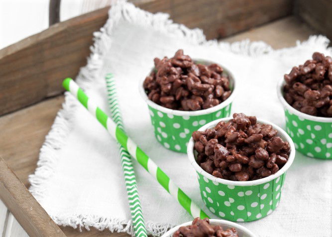 חטיף פצפוצי אורז מצופה שוקולד וחמאת בוטנים