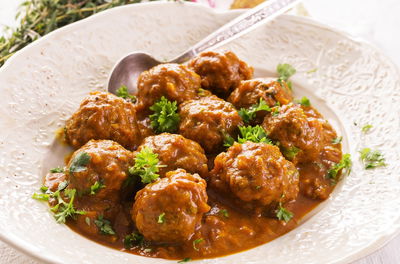 קציצות בשר ועוף ברוטב