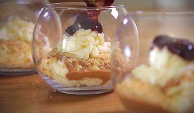 שכבות מוס שוקולד לבן עם נוגט ואוכמניות