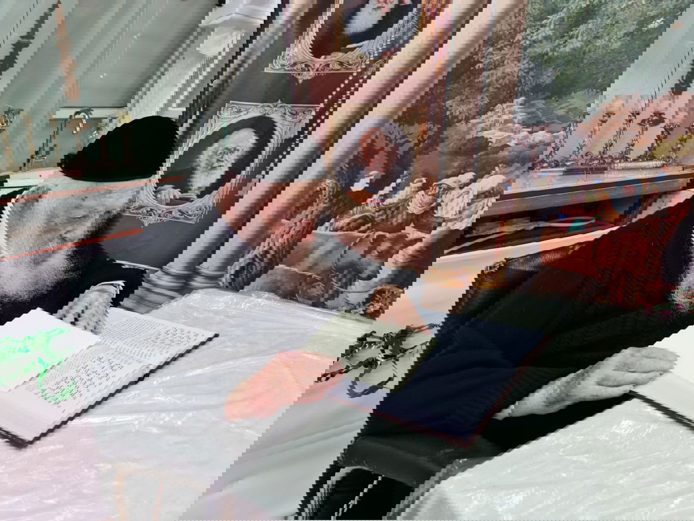 מרן הגר"ח קנייבסקי סוכתו, בצהריים