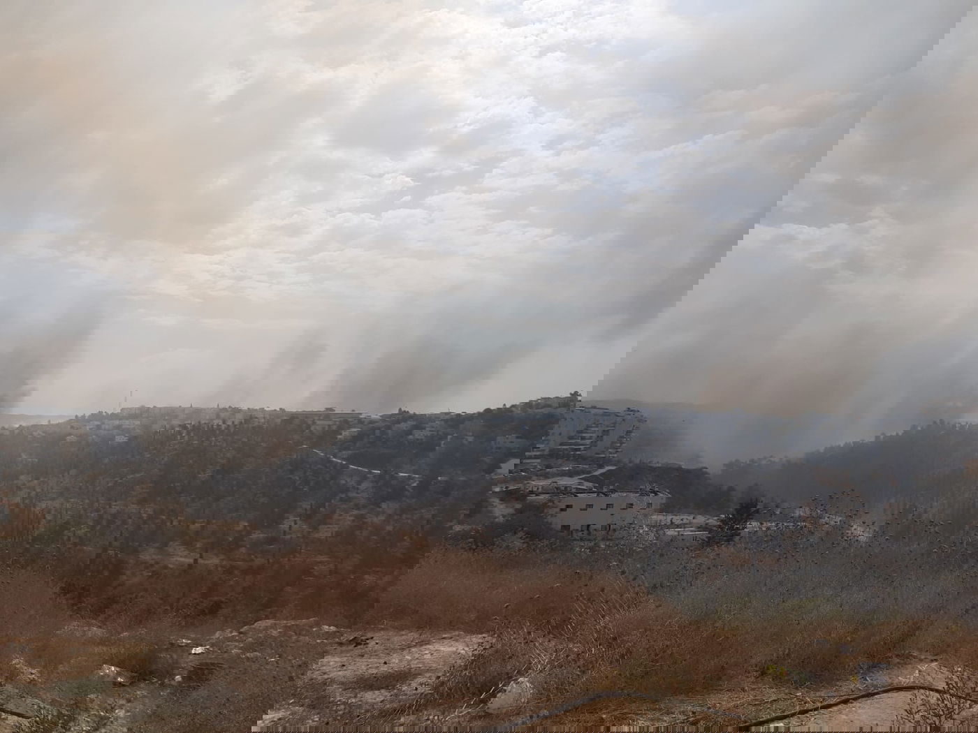 שריפת ענק משתוללת סמוך למודיעין עילית