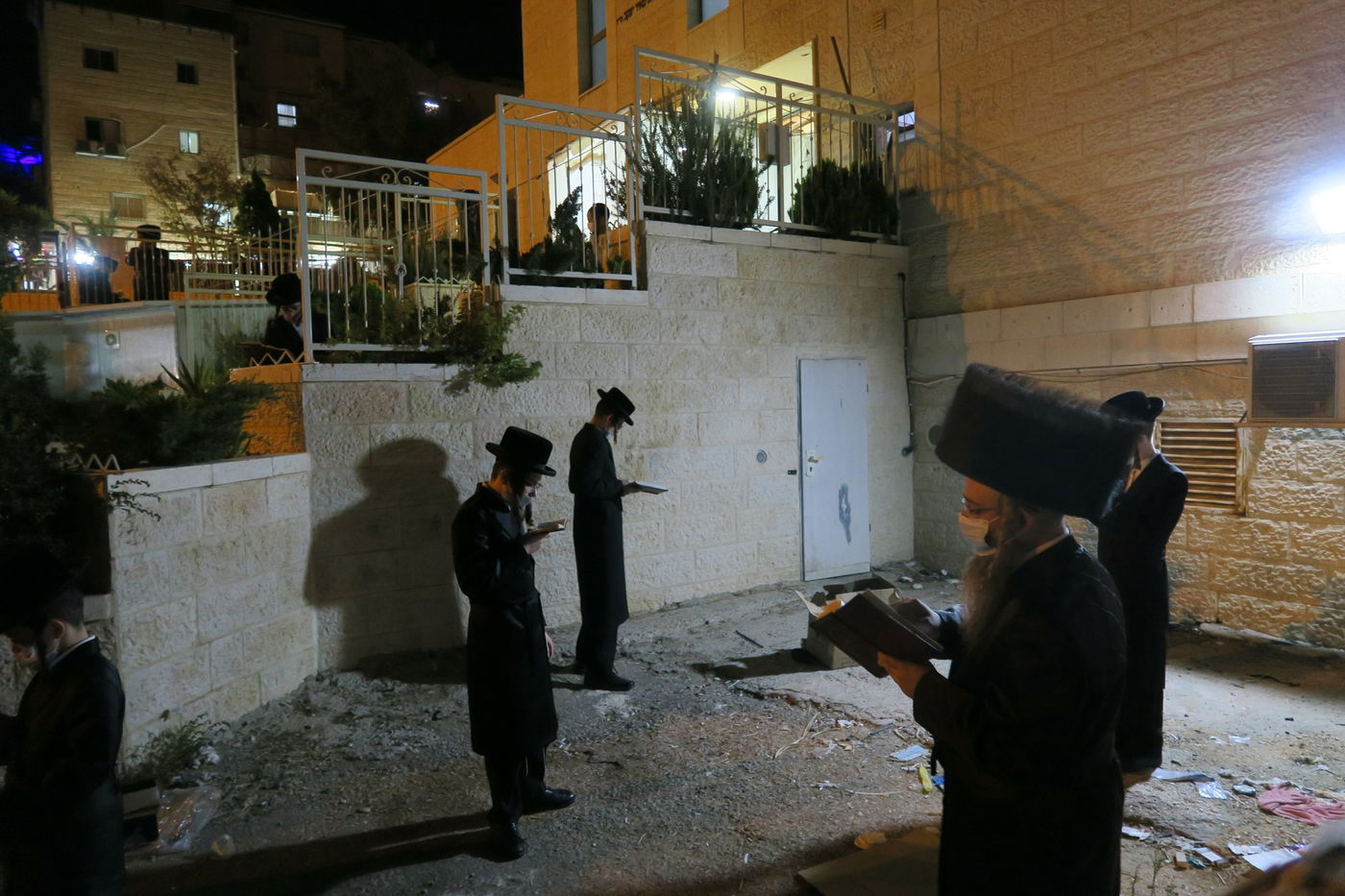 מהומות בערים החרדיות: המשטרה פשטה על בתי הכנסת