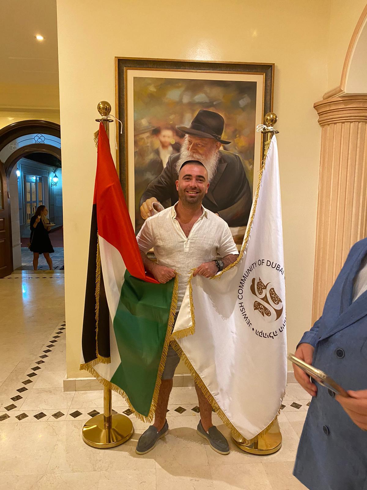 עומר אדם כובד ב'הקפה' בבית הכנסת בדובאי