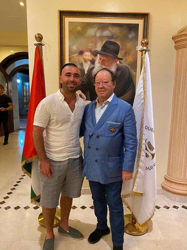 עומר אדם כובד ב'הקפה' בבית הכנסת בדובאי