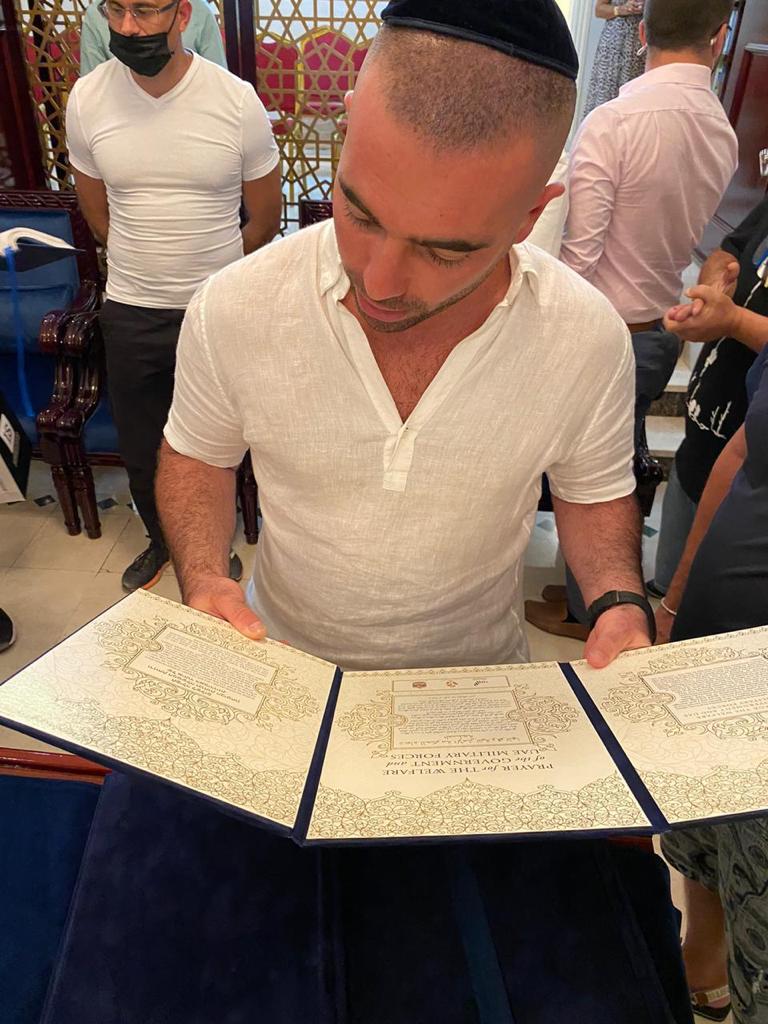 עומר אדם כובד ב'הקפה' בבית הכנסת בדובאי