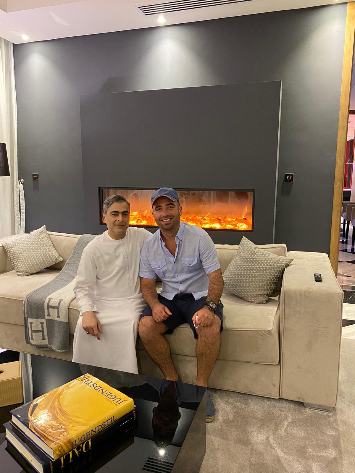 עומר אדם כובד ב'הקפה' בבית הכנסת בדובאי