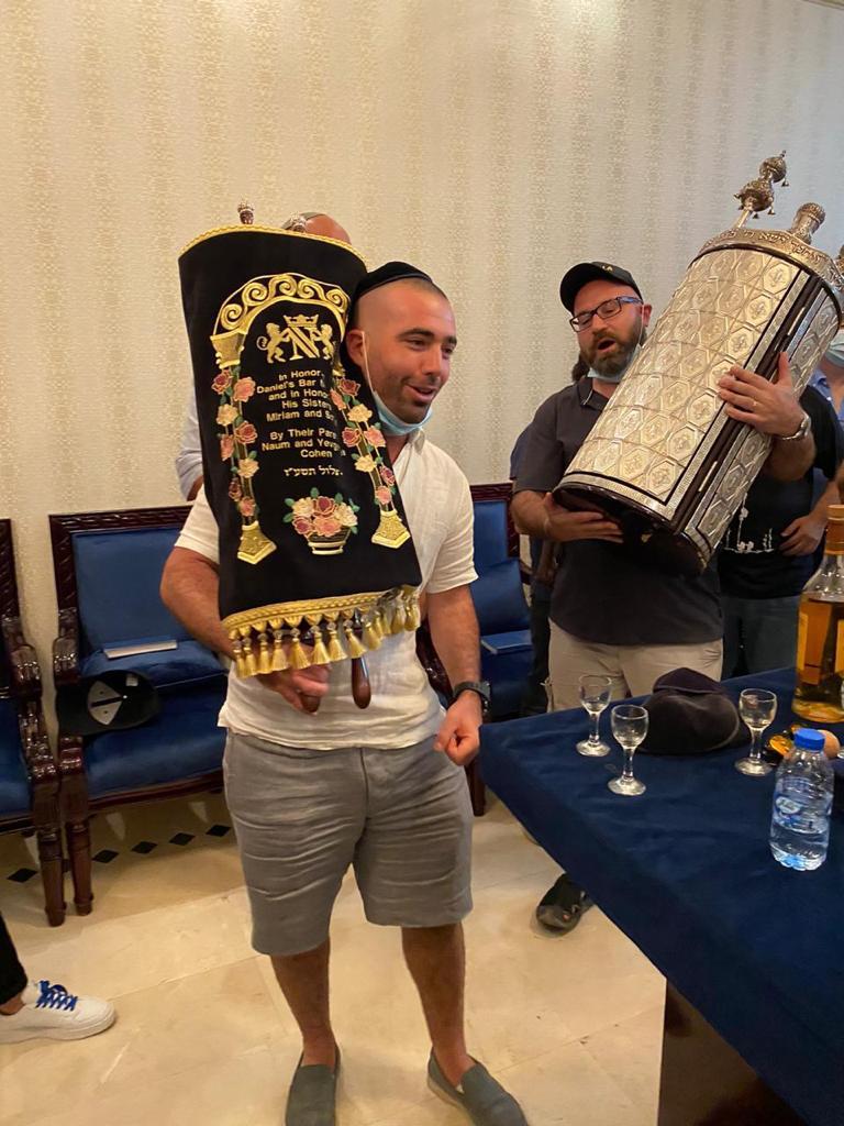 עומר אדם כובד ב'הקפה' בבית הכנסת בדובאי