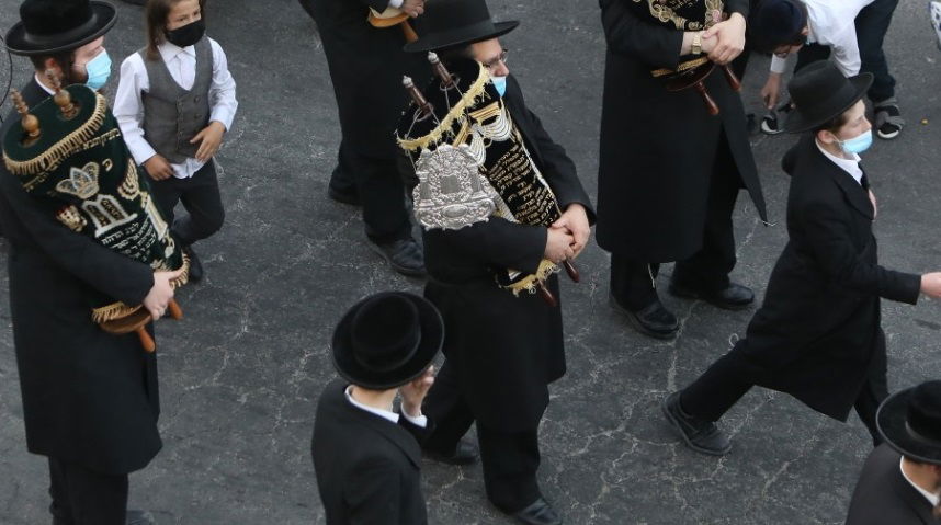 רבבות מעם ישראל שמחו בשמחת תורה, ונשמרו מהמגפה
