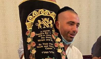 עומר אדם עם ספר התורה