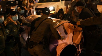 'מיצג' שנזרק לעבר השוטרים