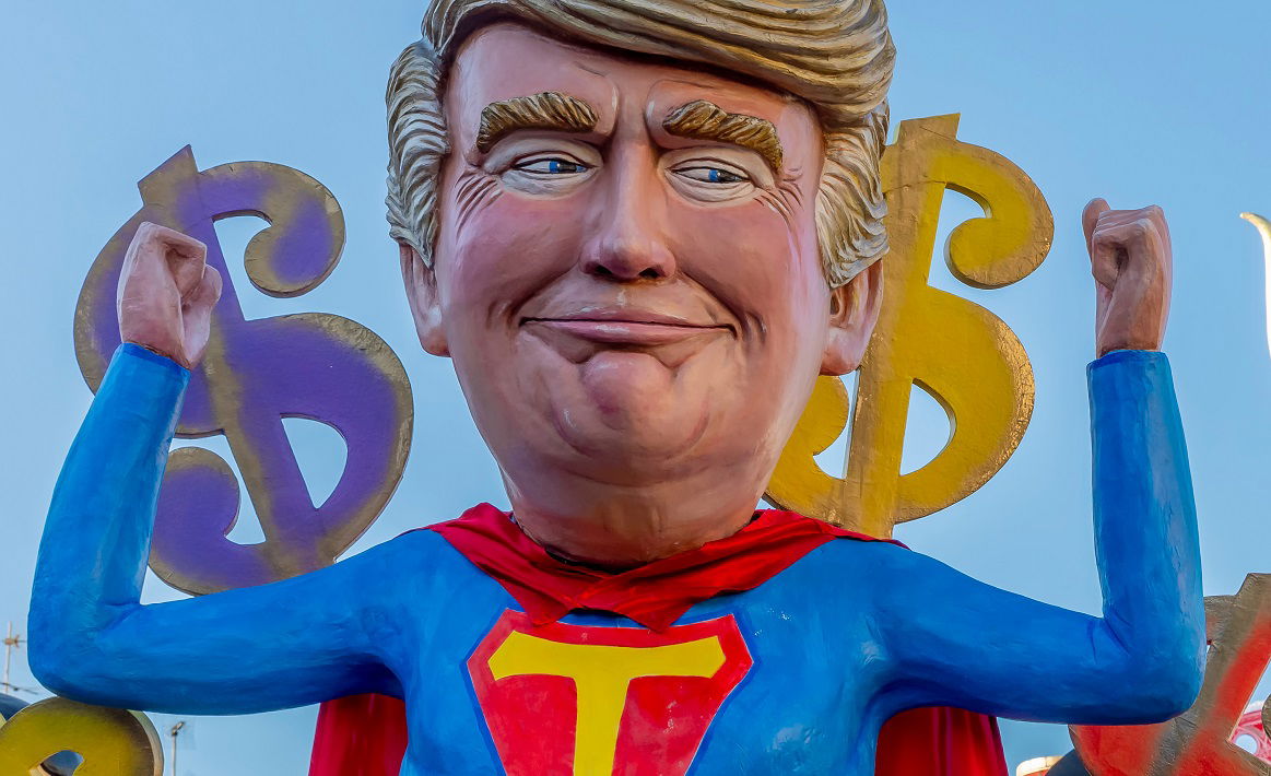 טראמפ שקל ברצינות לצאת מבית החולים, לקרוע את חולצתו ולחשוף חולצת סופרמן