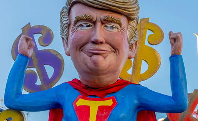 טראמפ שקל ברצינות לצאת מבית החולים, לקרוע את חולצתו ולחשוף חולצת סופרמן