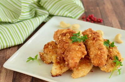 נגיסי עוף פריכים בציפוי שבבי קוקוס