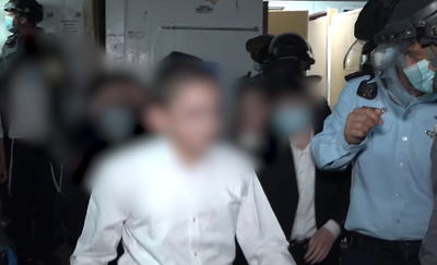 המשטרה פשטה על בתי כנסת ופינתה מתפללים