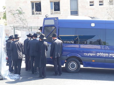 צפו: רק עשרות הורשו ללוות את הגר"י קורן