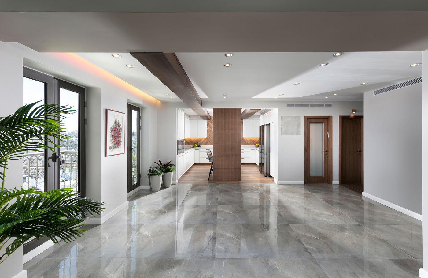 המטבח נתחם עם חיפוי עמוד שהשתלב להפליא למרות ועל אף אילוצי הקונסטרוקציה