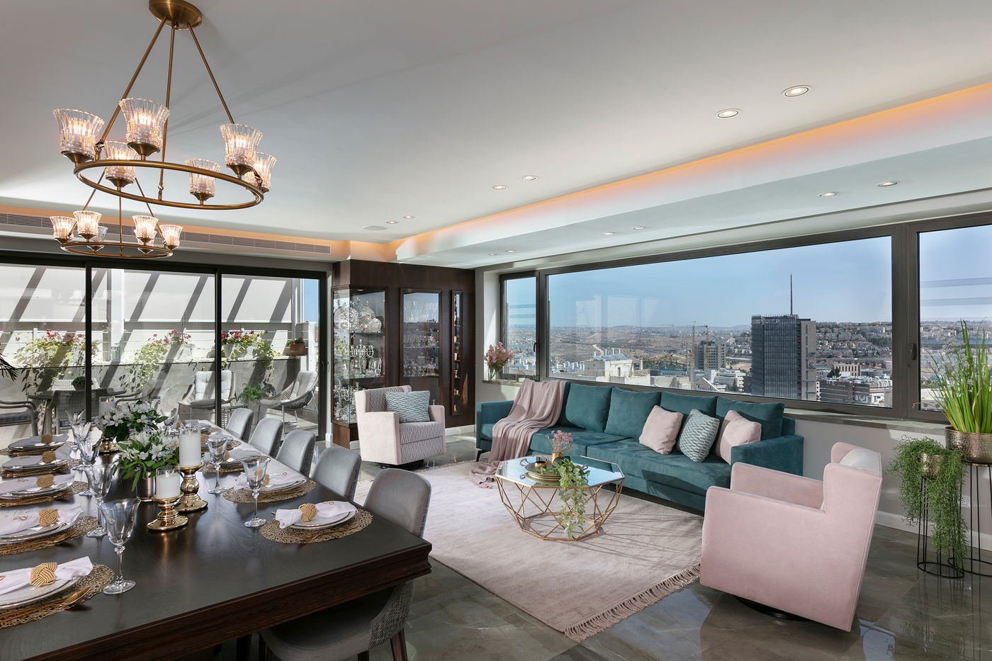 פינת הישיבה תוכננה כך שתאפשר התכנסות משפחתית לצד השולחן הסלוני